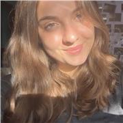 Ho frequentato il liceo linguistico, studio scienze dell’educazione. Sono bilingue in spagnolo
